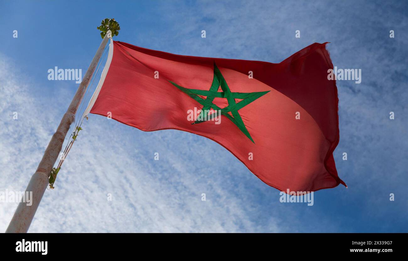 Fahne, die Nationalfahne von Marokko flattert im Wind Stock Photo