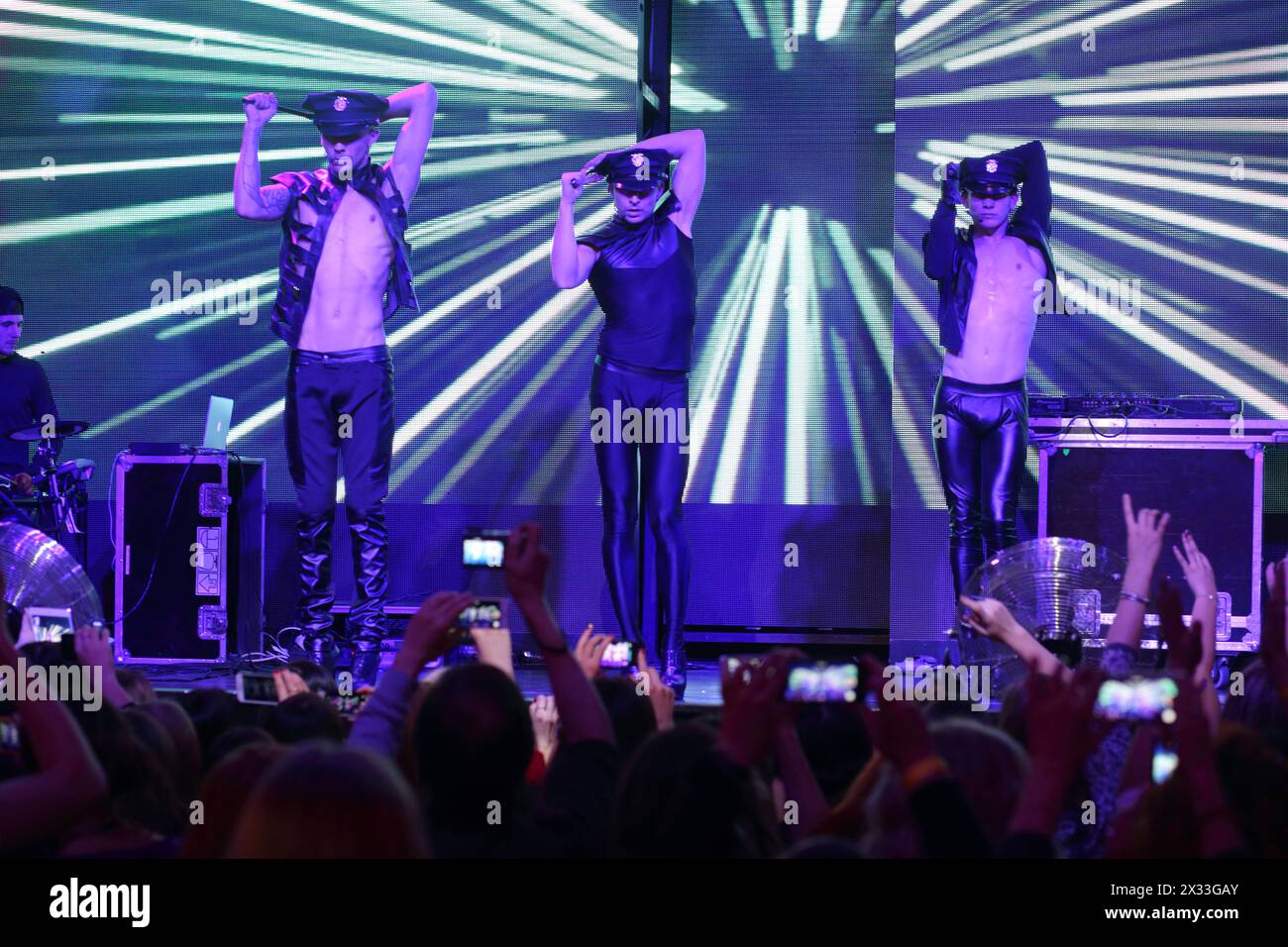 Male dancers on stage nightlife hi-res stock photography and images - Alamy
