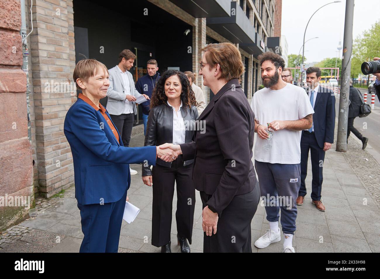 Bundesbauministerin Klara Geywitz 2.v.re., SPD am Mittwoch 24.04.2024 bei einem Rundgang durch die Praxis am Stralauer Platz in Berlin, einer medizinischen und sozialpaedagogischen Einrichtung fuer Obdachlose. Foto: li. Sabine Boesing, Geschaeftsfuehrerin der BAG Wohnungslosenhilfe e.V. 2..li.: Cansel Kiziltepe, Senatorin fuer Arbeit, Soziales und Gleichstellung in Berlin re. Dominik Bloh, Autor und ehemaliger Wohnungsloser Die Bundesregierung hat am Mittwoch erstmals ein Gesamtkonzept gegen Wohnungslosigkeit beschlossen. Das Kabinett billigte einen Nationalen Aktionsplan. Ziel ist es, die Obd Stock Photo