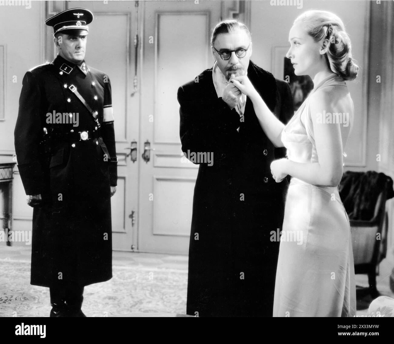 HENRY VICTOR as Captain Schultz with JACK BENNY and CAROLE LOMBARD in a scene from TO BE OR NOT TO BE 1942 Produced and Directed by ERNST LUBITSCH Story MELCHIOR LENGYEL Screenplay EDWIN JUSTUS MEYER Costume Design IRENE  (for Carole Lombard) Cinematographer RUDOLPH MATE Production Design VINCENT KORDA  Music WERNER R HEYMANN  Photograph by COBURN  Presented by ALEXANDER KORDA  United Artists Stock Photo