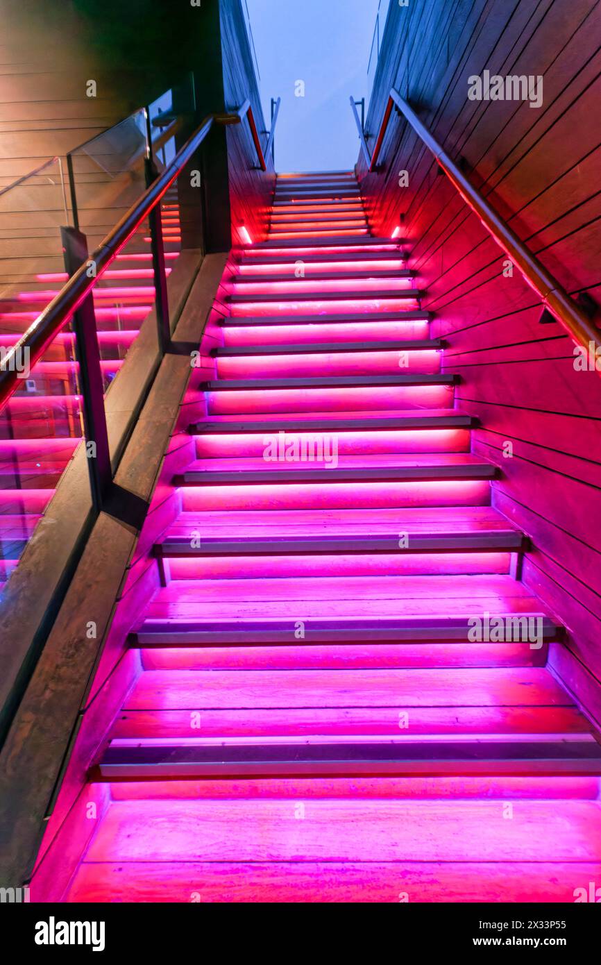 beleuchtet Treppe zur Octave Sky bar, Marriot Hotel Sukhumvit, Rooftop Bar, Bangkok Stock Photo