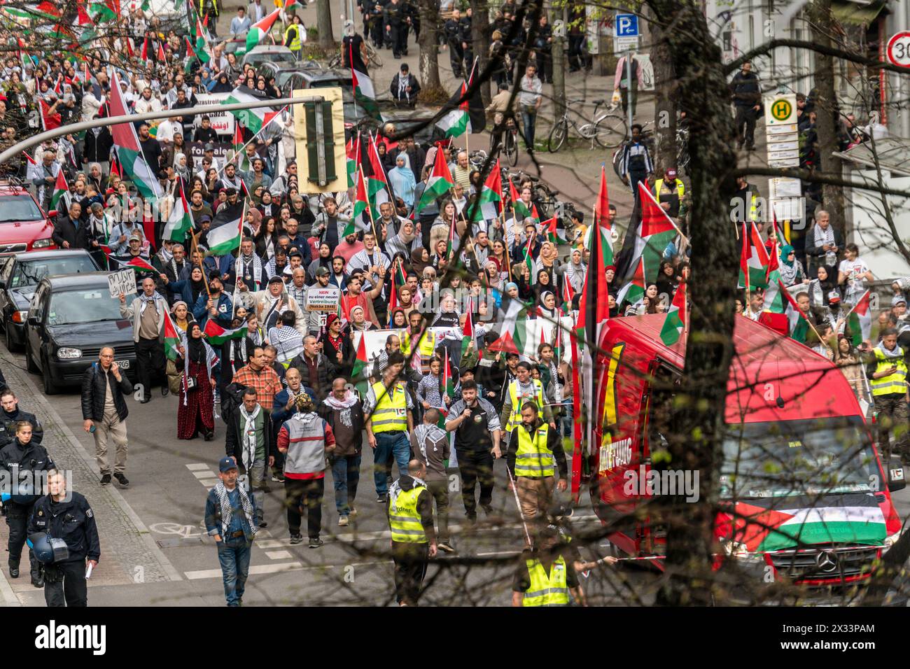 Demo zur Solidarität mit Palästina vom Oranienplatz bis Sonnenallee, Berlin-Neukölln Stock Photo