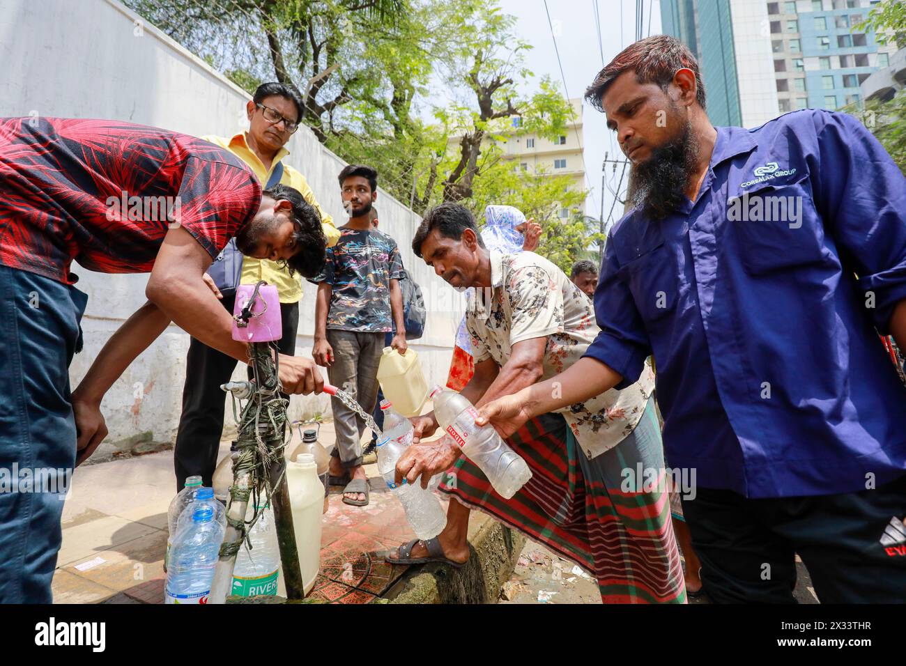 Dhaka, Bangladesh. 22nd Apr, 2024. During the hot summer day Bangladeshi people collect drinking water from a street side water supply, in Dhaka, Bangladesh, April 22, 2024. The country's capital, Dhaka, saw the temperature reach 40.6Â° Celsius (105.1Â° Fahrenheit) on April 16, the highest in 58 years, making people's lives unbearable for more than a week with low humidity in the air, according to Bangladesh Meteorological Department (BMD) officials. Five types of gas layers have been created in Dhaka's air. These gases have been produced from garbage dumps, brick kilns, vehicles and the Stock Photo