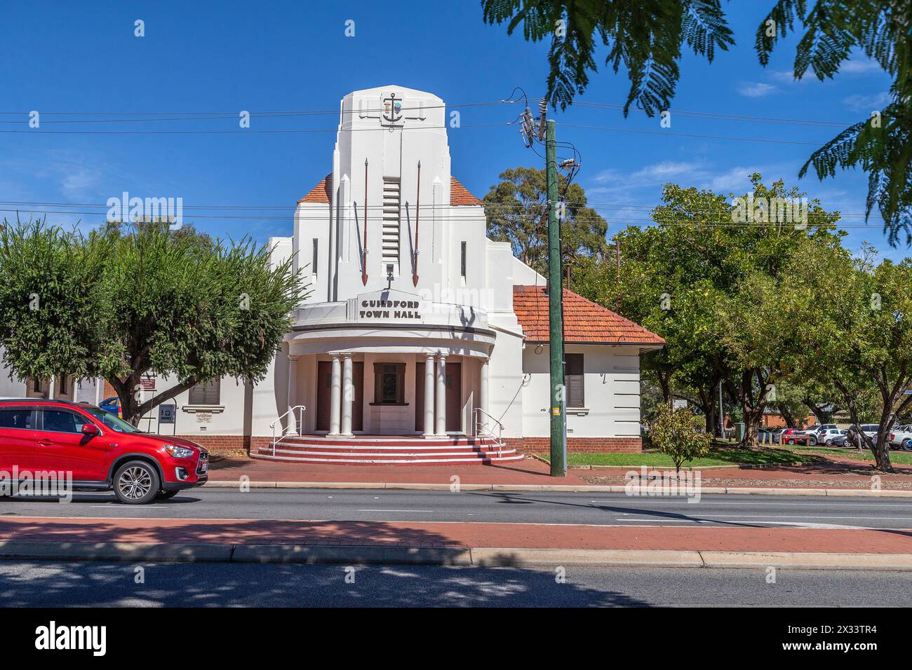 Guildford historic building hi-res stock photography and images - Page 3 -  Alamy, image size:1300x956