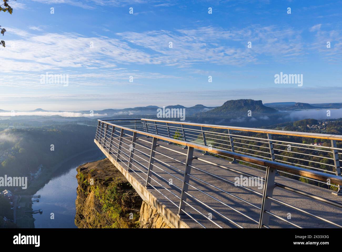 Sonnenaufgang in der Sächsischen Schweiz Die Bastei ist eine Felsformation mit Aussichtsplattform in der Sächsischen Schweiz am rechten Ufer der Elbe auf dem Gebiet der Gemeinde Lohmen zwischen dem Kurort Rathen und Stadt Wehlen. Sie zählt zu den meistbesuchten Touristenattraktionen der Sächsischen Schweiz. .Die neue Aussichtsplattform hoch über der Elbe. Rathen Sachsen Deutschland Stock Photo