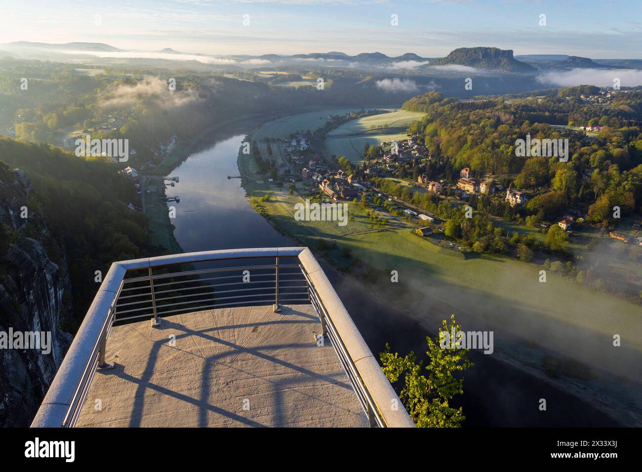 Sonnenaufgang in der Sächsischen Schweiz Die Bastei ist eine Felsformation mit Aussichtsplattform in der Sächsischen Schweiz am rechten Ufer der Elbe auf dem Gebiet der Gemeinde Lohmen zwischen dem Kurort Rathen und Stadt Wehlen. Sie zählt zu den meistbesuchten Touristenattraktionen der Sächsischen Schweiz. .Die neue Aussichtsplattform hoch über der Elbe. Rathen Sachsen Deutschland Stock Photo