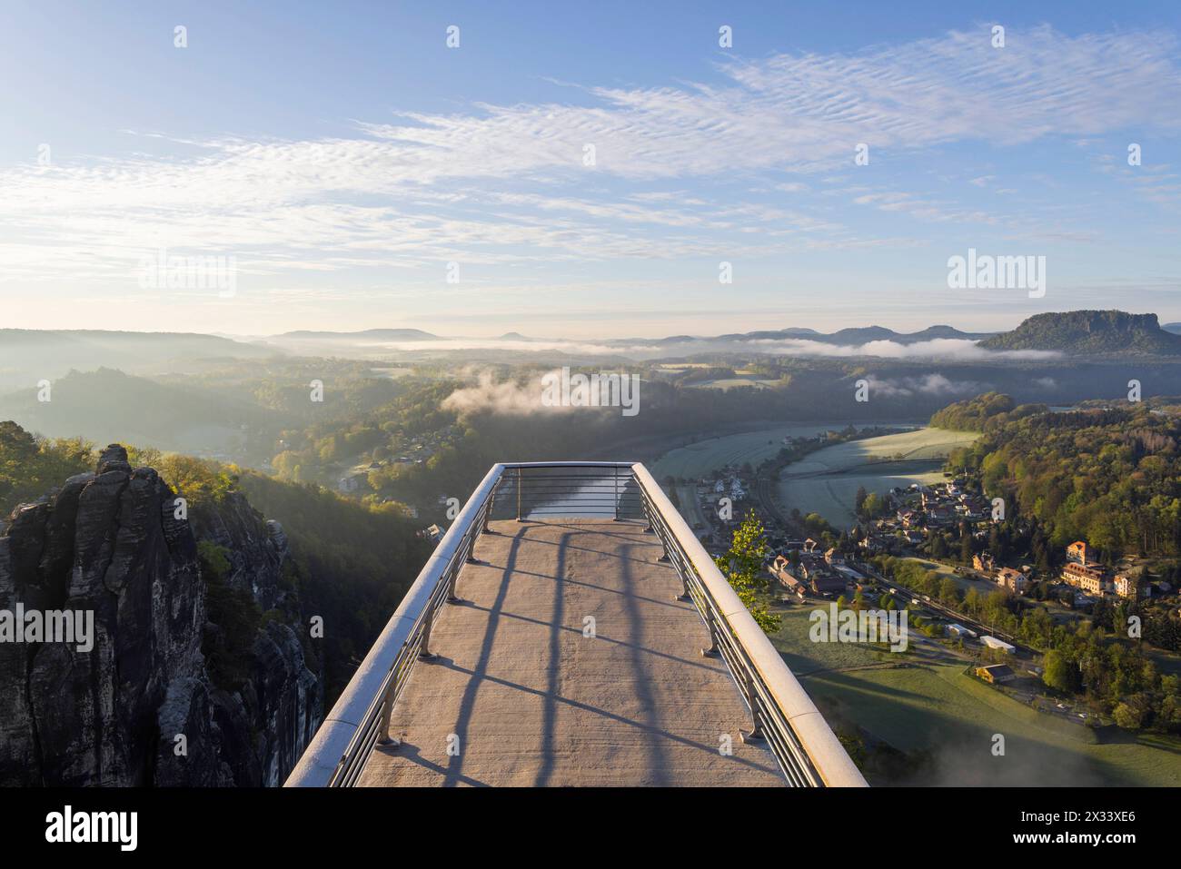 Sonnenaufgang in der Sächsischen Schweiz Die Bastei ist eine Felsformation mit Aussichtsplattform in der Sächsischen Schweiz am rechten Ufer der Elbe auf dem Gebiet der Gemeinde Lohmen zwischen dem Kurort Rathen und Stadt Wehlen. Sie zählt zu den meistbesuchten Touristenattraktionen der Sächsischen Schweiz. .Die neue Aussichtsplattform hoch über der Elbe. Rathen Sachsen Deutschland Stock Photo