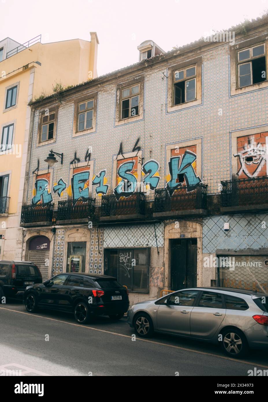 Lisbon, Lissabon, 23.03.2024: Travelpictures Lisbon,  old dilapidated building. Stock Photo