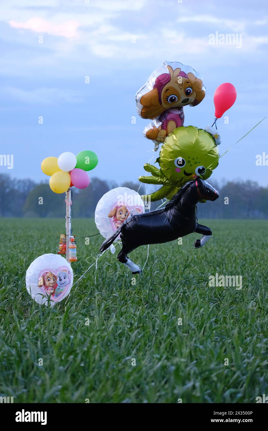 24 April 2024, Lower Saxony, Bremervörde: Balloons and sweets in a field near Bremervörde. There is still no trace of a missing six-year-old boy from Bremervörde in Lower Saxony. Photo: Markus Hibbeler/dpa Stock Photo