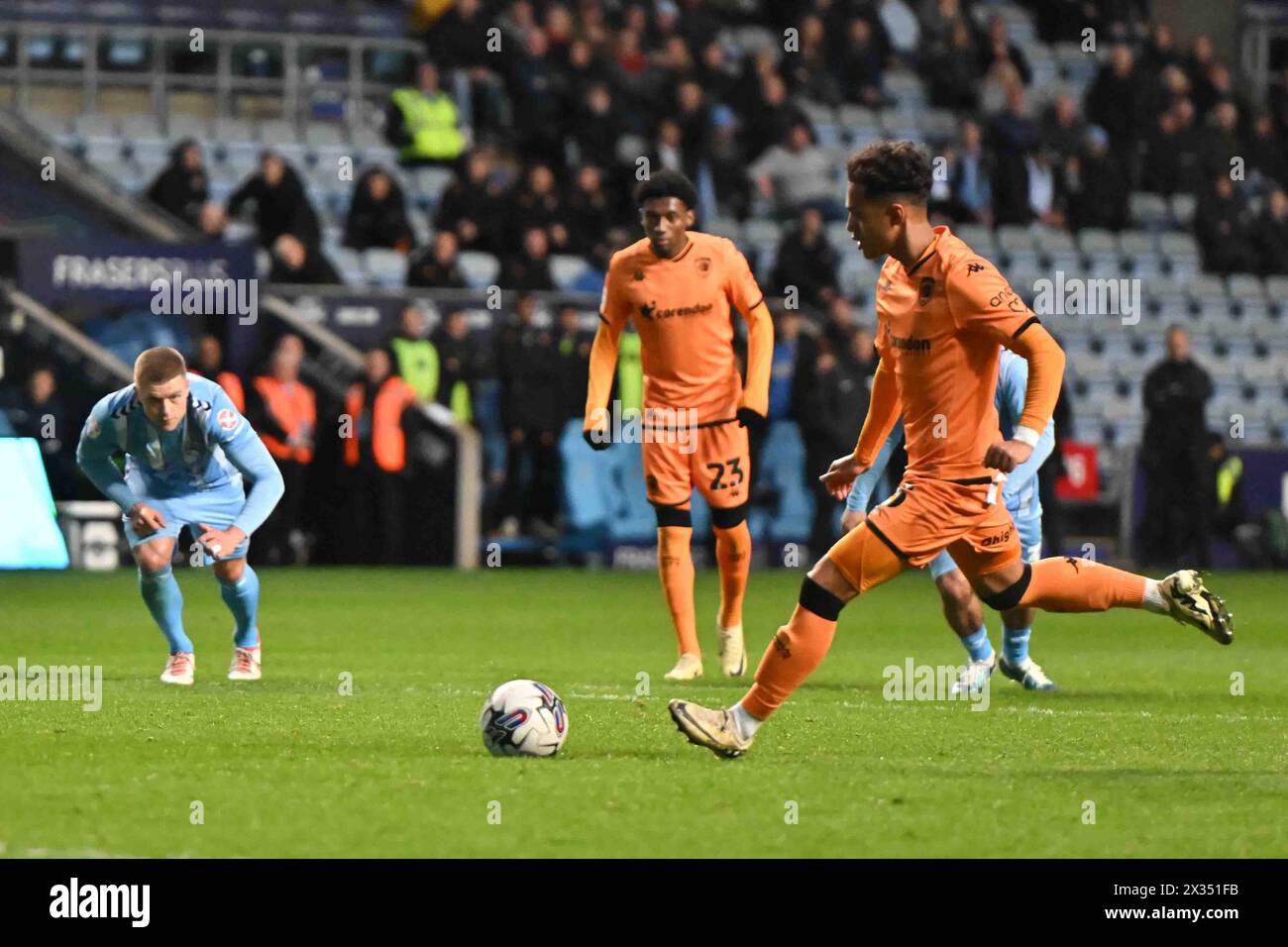 Fabio Carvalho (45 Hull City) takes penalty and scores 1-2 during the Sky Bet Championship match between Coventry City and Hull City at the Coventry Building Society Arena, Coventry on Wednesday 24th April 2024. (Photo: Kevin Hodgson | MI News) Credit: MI News & Sport /Alamy Live News Stock Photo