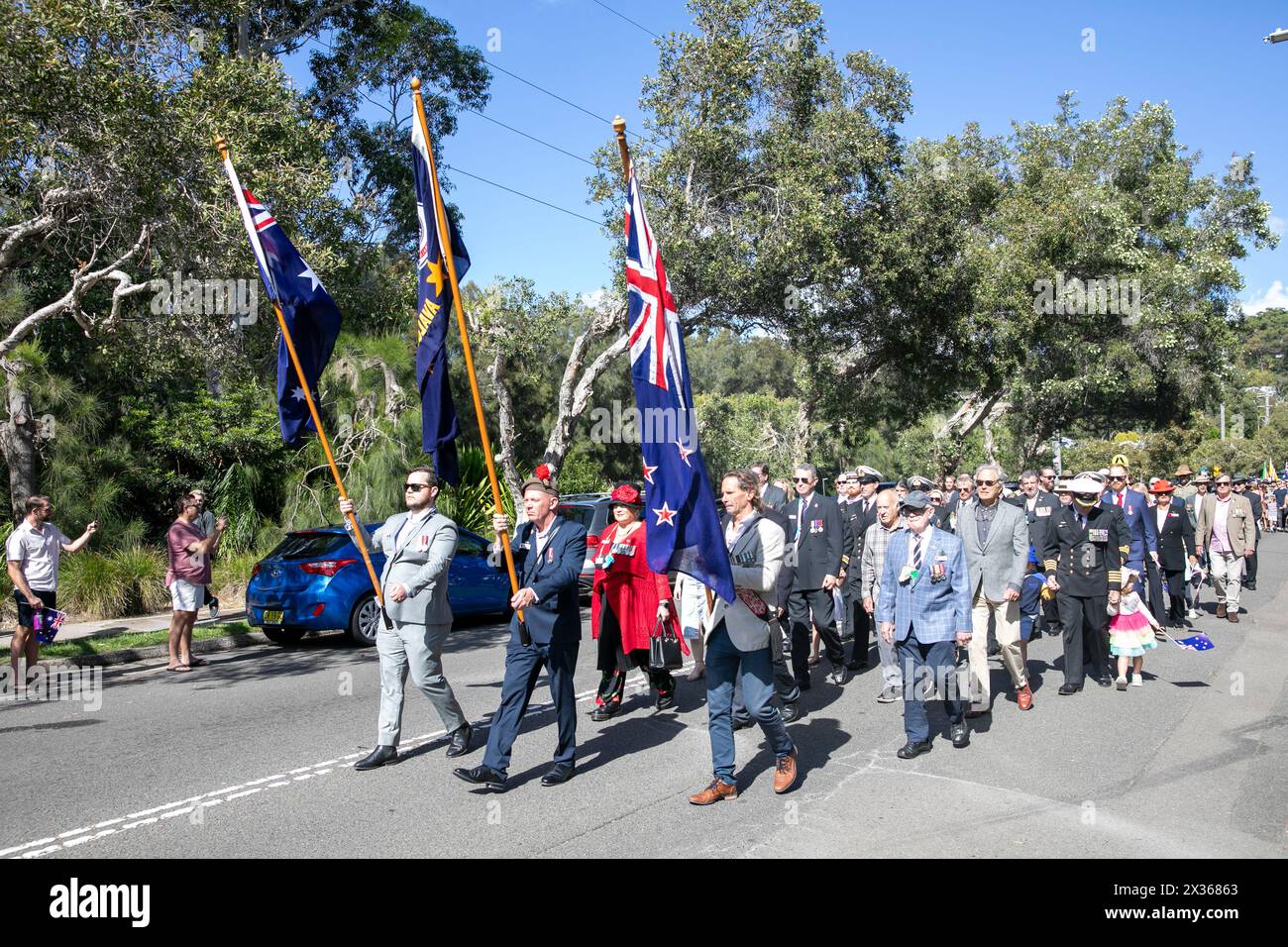 Sydney,Australia, Thursday 25th April 2024. In the small Sydney suburb of Avalon Beach thousands of people turned out to watch the ANZAC Day march and service that followed in Dunbar Park, organised by Avalon Beach RSL Sub branch. ANZAC Day in Australia is a national day of remembrance that celebrates those Australians and New Zealanders and allies who gave their lives in battle. Lest We Forget. We shall remember them. Credit Martin Berry@alamy live news Stock Photo