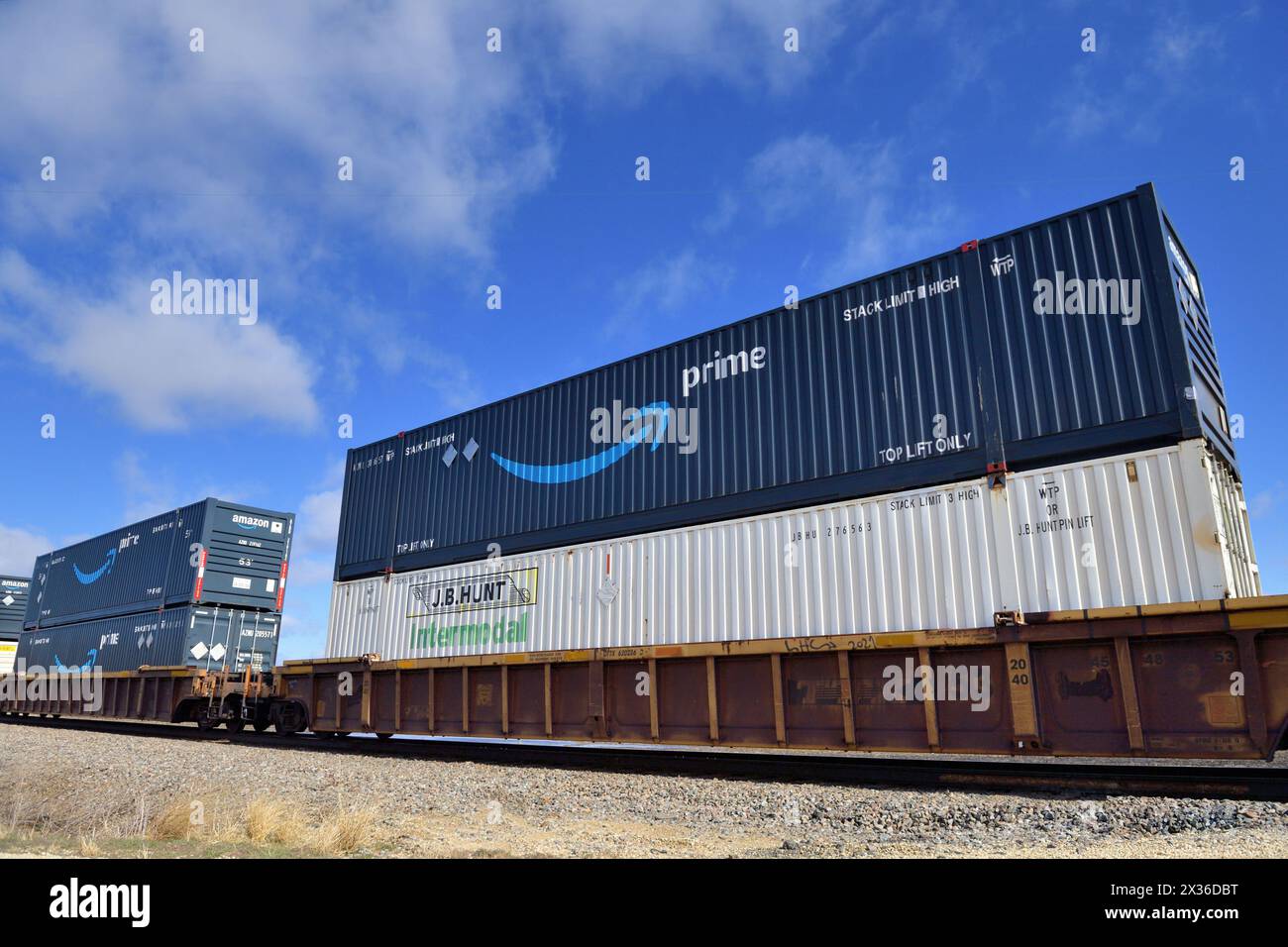 Lee, Illinois, USA. A Burlington Northern Santa Fe intermodal freight train comptised of various corporate containers including Amazon Prime and J.B. Stock Photo