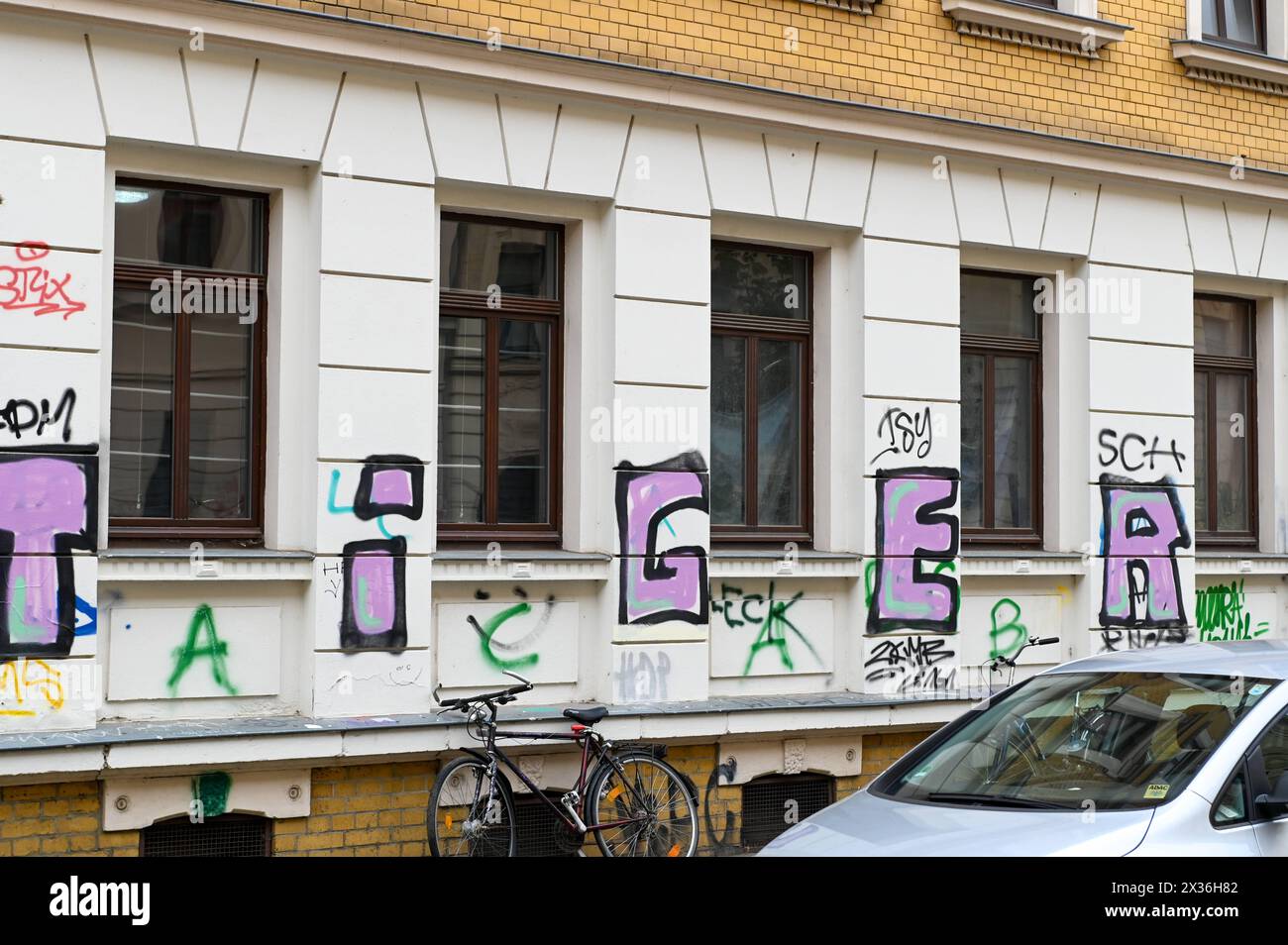 Leipzig - Polizei-Razzia in mehreren Stadtteilen: Staatsanwaltschaft und SokoLinx durchsuchungen mehrere Wohnungen 24.04.2024 gegen 8/10 Uhr Stadtgebiet Leipzig Landeskriminalamt, Polizei und Staatsanwaltschaft Leipzig durchsuchen mehrere Wohnungen im Stadtgebiet Leipzig. Unter anderem in den Stadtteilen Connewitz, Südvorstadt, Kleinzschocher und Mockau. Im Fokus sind Objekte, in denen mutmaßlich linksgerichtete Personen leben. Hintergrund sind Ermittlungen nach einem brutalen Überfall einer mutmaßlich linksextremen Gruppe im auf einen Neonazi im Jahr 2023 im Hauptbahnhof Leipzig. Leipzig Conn Stock Photo