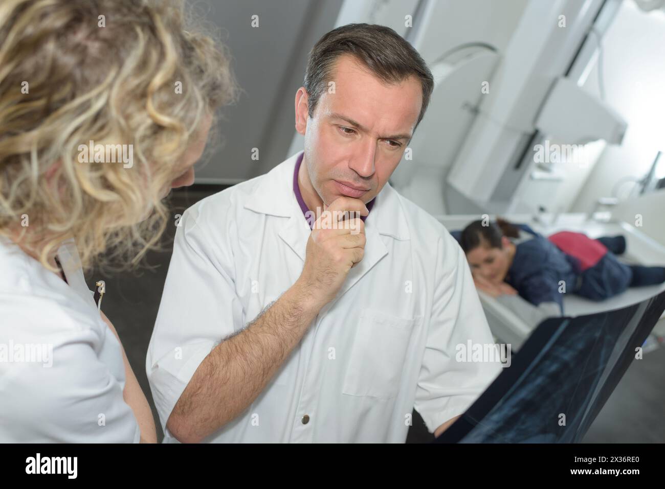 Doctor nurse xray thinking hi-res stock photography and images - Alamy