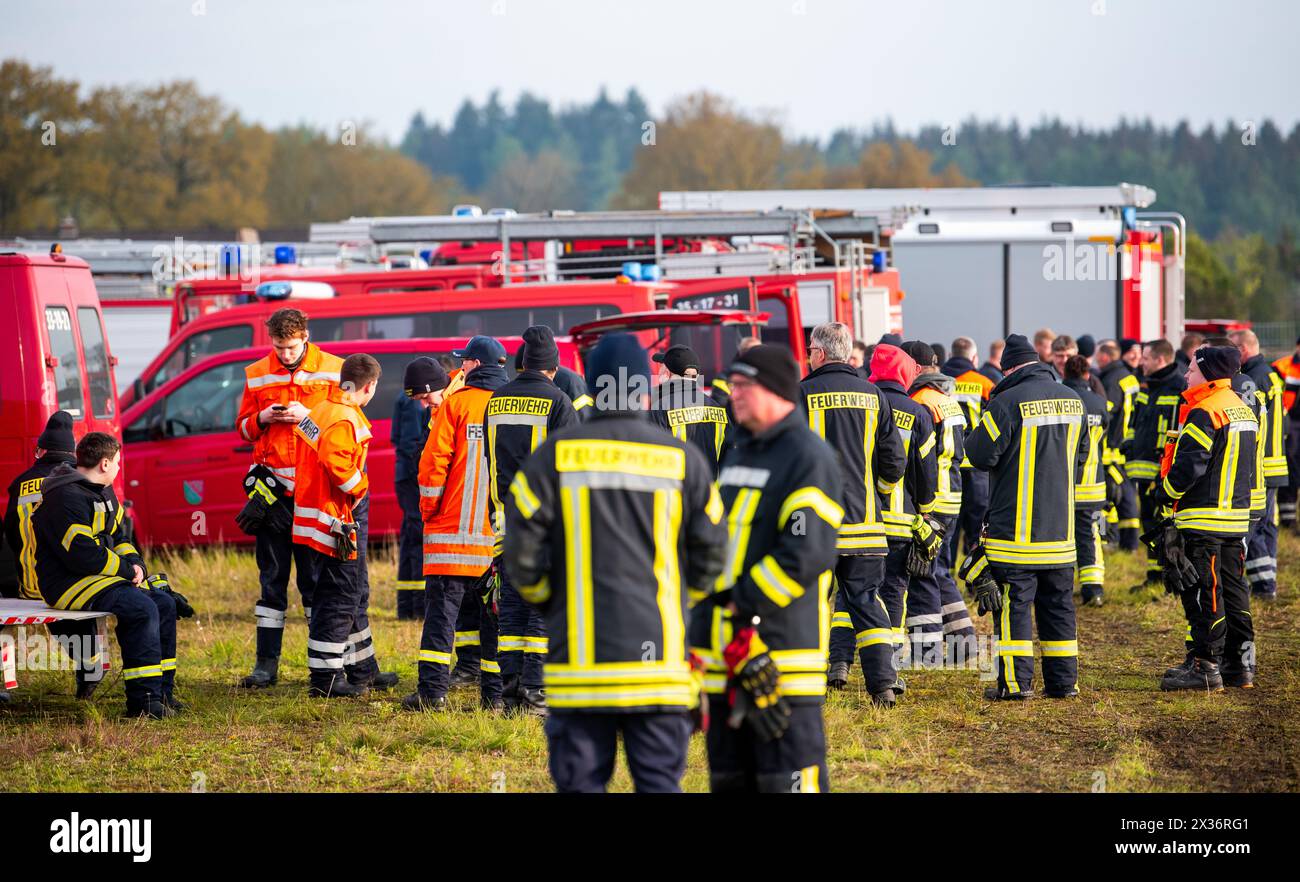 25 April 2024, Lower Saxony, Bremervörde: Firefighters prepare to search for a missing boy. Six-year-old Arian from Elm (Bremervörde district) remains missing for the fourth day in a row. Photo: Daniel Bockwoldt/dpa Stock Photo