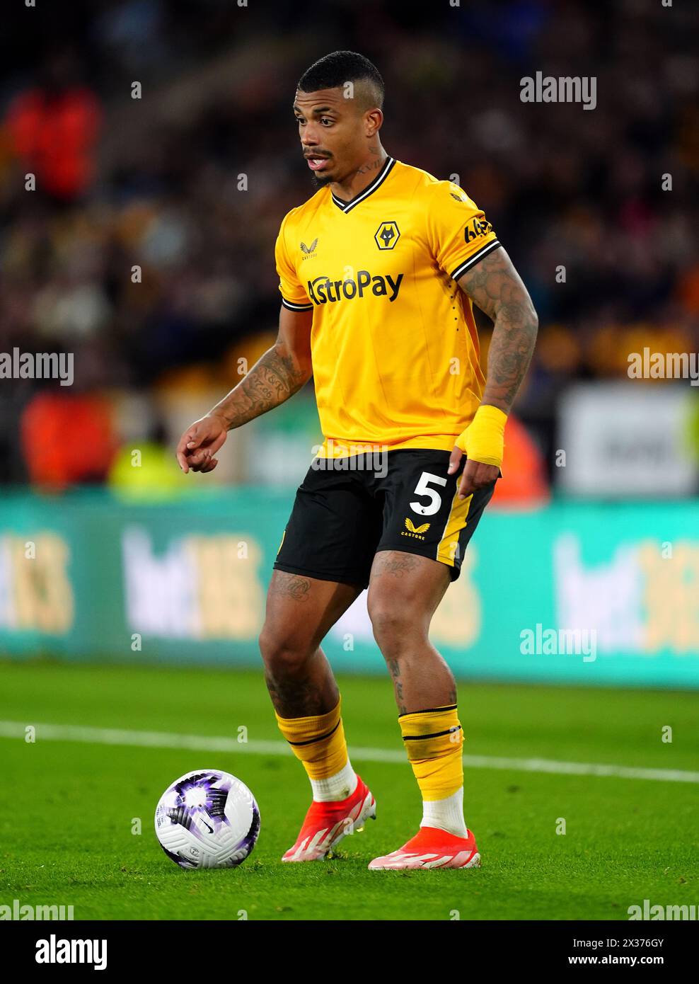 Wolverhampton Wanderers' Mario Lemina during the Premier League match ...