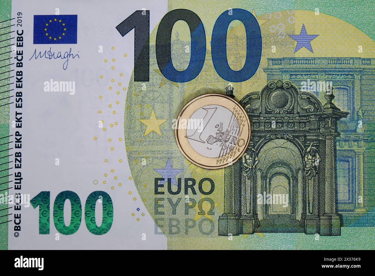 100 Euro-Schein mit 1 Euro-Münze 100 Euro-Schein mit 1 Euro-Münze, 19.04.2024, Borkwalde, Brandenburg, Auf einem 100 Euro-Schein liegt eine 1 Euro-Münze. *** 100 Euro bill with 1 Euro coin 100 Euro bill with 1 Euro coin, 19 04 2024, Borkwalde, Brandenburg, On a 100 Euro bill lies a 1 Euro coin Stock Photo