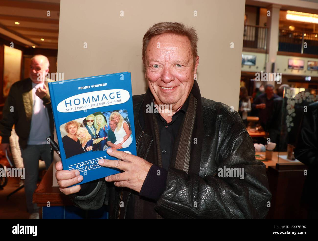Hamburg Pedro Vorwerk mit seinem Buch HOMMAGE an die PromiSzener der 90er Jahre 9. HAMBURGER