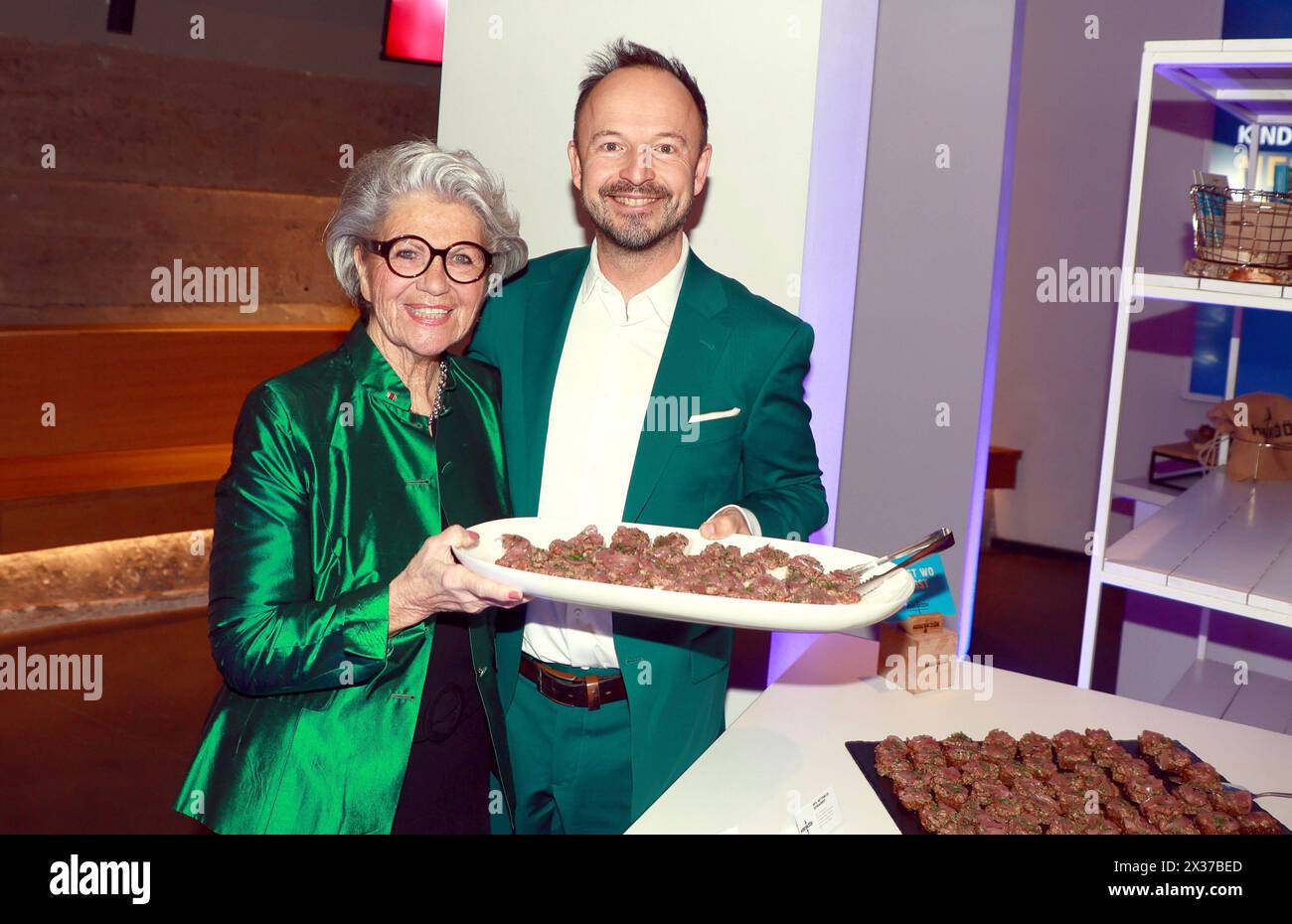 Hamburg Hobenköök-Chefkoch Thomas Sampl und Hannelore Lay 20 Jahre Stiftung Kinderjahre-Feier im Planetarium Hamburg Jubiläumsfeier im Hamburger Planetarium - Hannelore Lay begrüßt über 250 Ehrengäste Eine der erfolgreichsten, caritativen Stiftungen in Hamburg, die Stiftung Kinderjahre, begeht in diesen Tagen ihr 20-jähriges Bestehen. Gefeiert wurde im Planetarium auf Einladung des neuen Direktors Dr. Björn Voss. An gleicher Stelle fand damals auch die festliche Stiftungstaufe statt. Unter den heutigen Ehrengästen: die Generalkonsulin der Ukraine Dr. Iryna Tybinka Honorargeneralkonsul der Repu Stock Photo