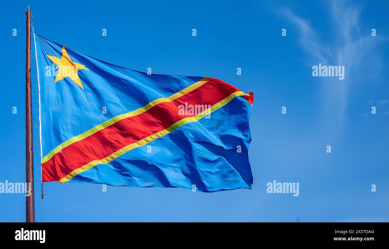 Die Fahne von Demokratische Republik Kongo flattert im Wind, isoliert gegen blauer Himmel Stock Photo
