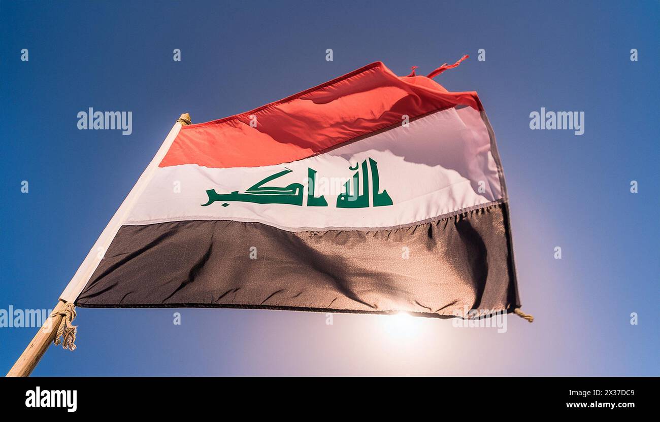 Die Fahne von Irak flattert im Wind, isoliert gegen blauer Himmel Stock Photo