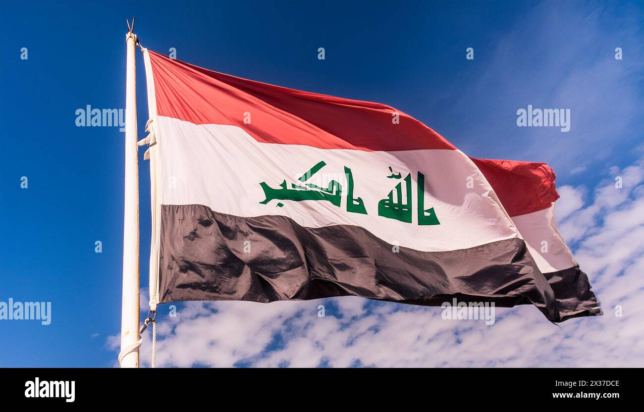 Die Fahne von Irak flattert im Wind, isoliert gegen blauer Himmel Stock Photo