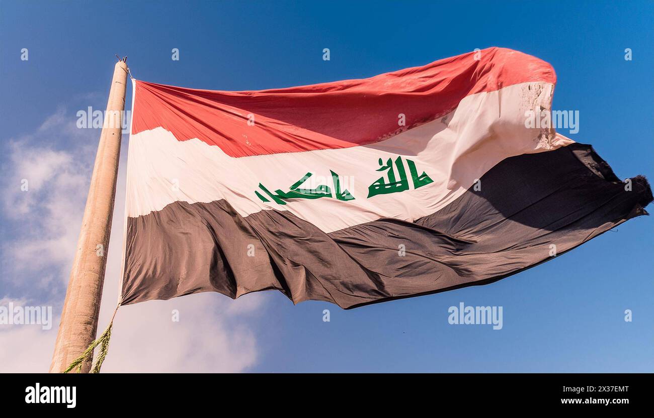 Die Fahne von Irak flattert im Wind, isoliert gegen blauer Himmel Stock Photo