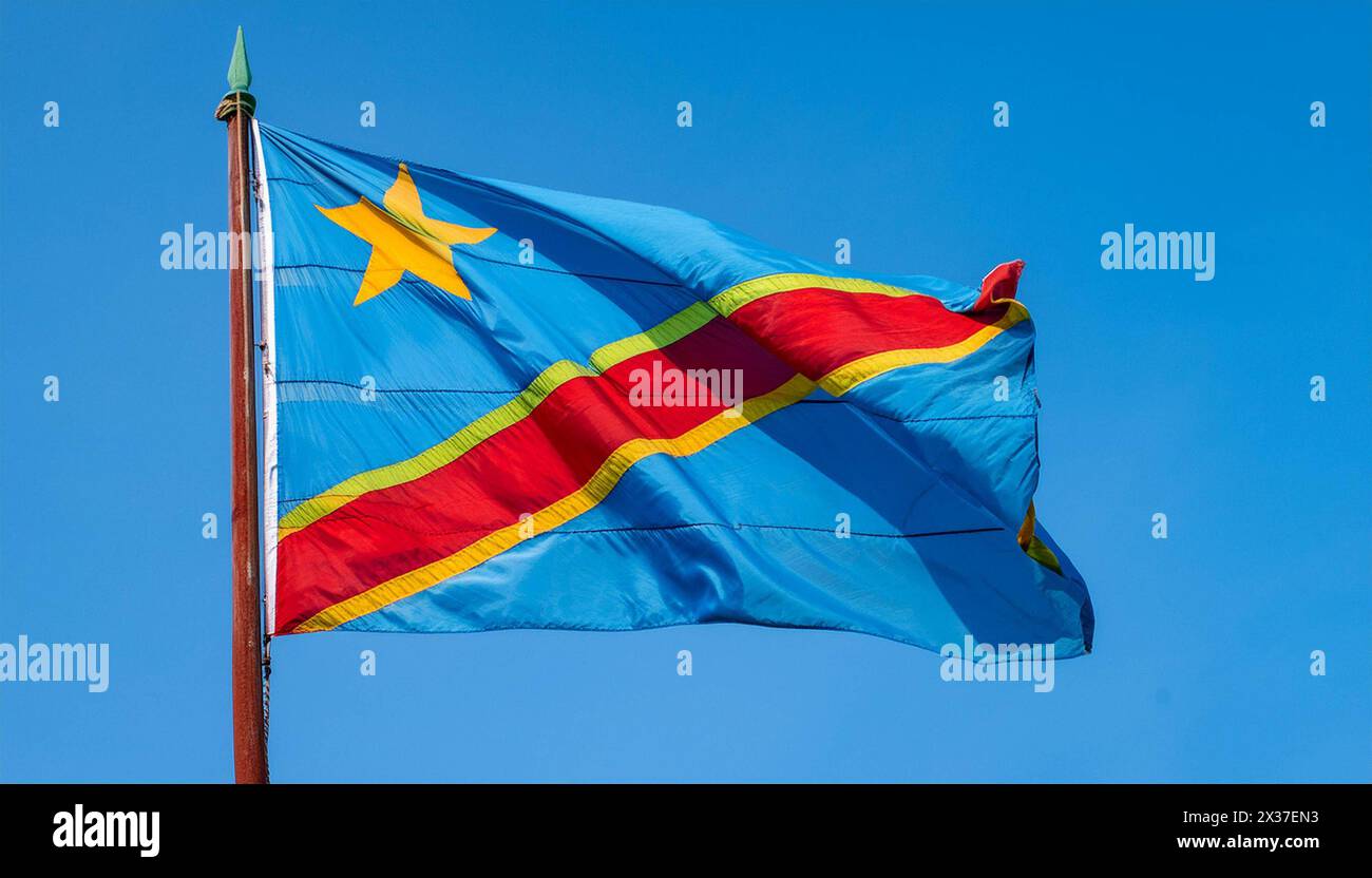 Die Fahne von Demokratische Republik Kongo flattert im Wind, isoliert gegen blauer Himmel Stock Photo