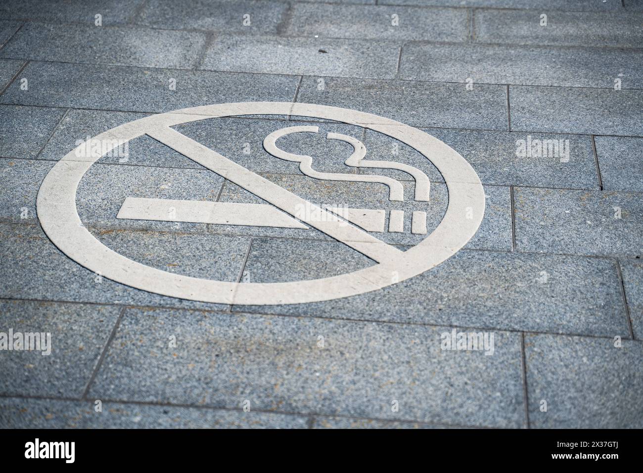 July 21, 2023: Sign on the street, smoking ban. Forbidden to smoke zone *** Hinweisschild auf der Straße, Rauchverbot. Verboten zu Rauchen Zone Stock Photo