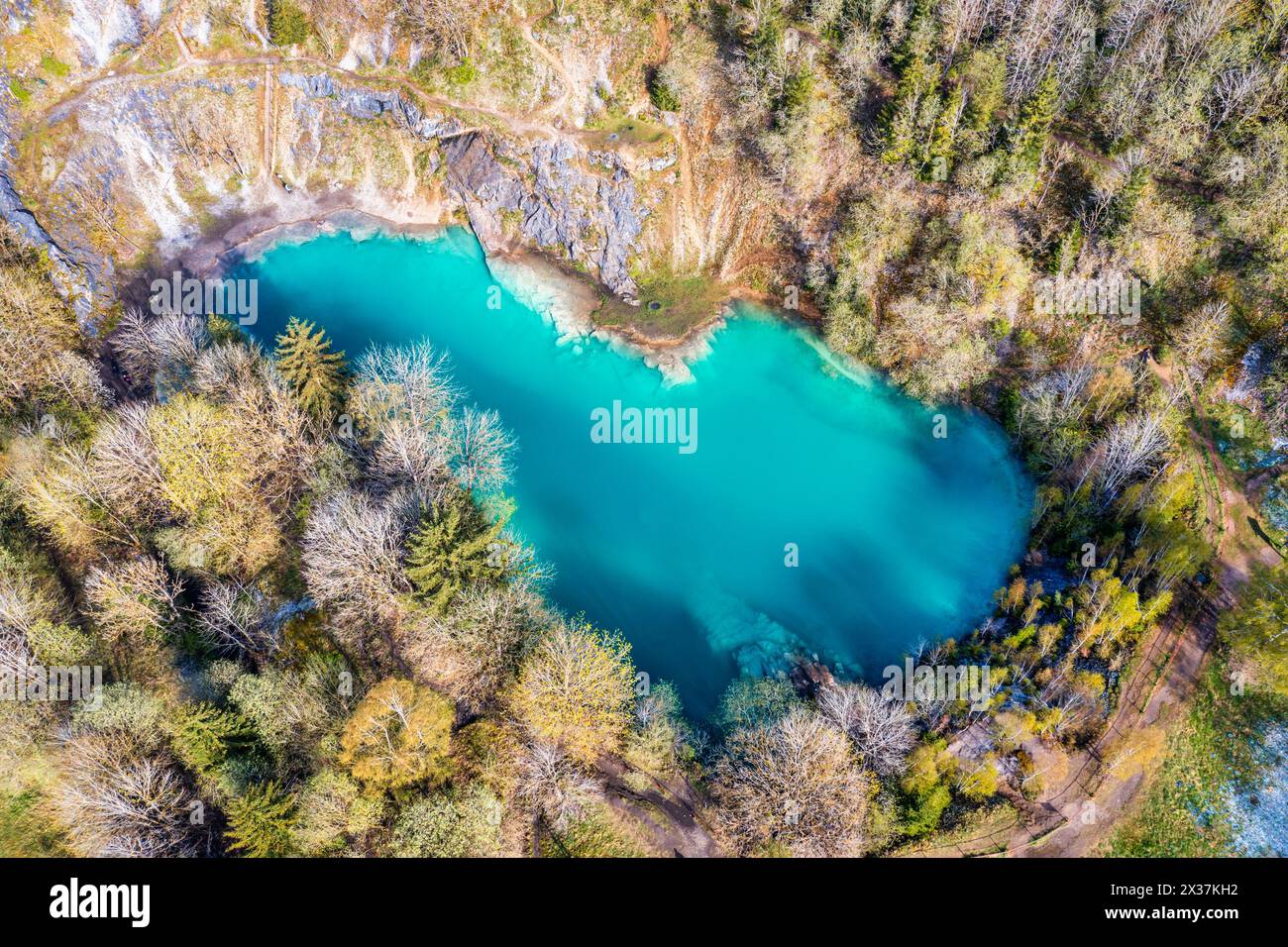 der blaue See von oben Luftbildaufnahme Stock Photo