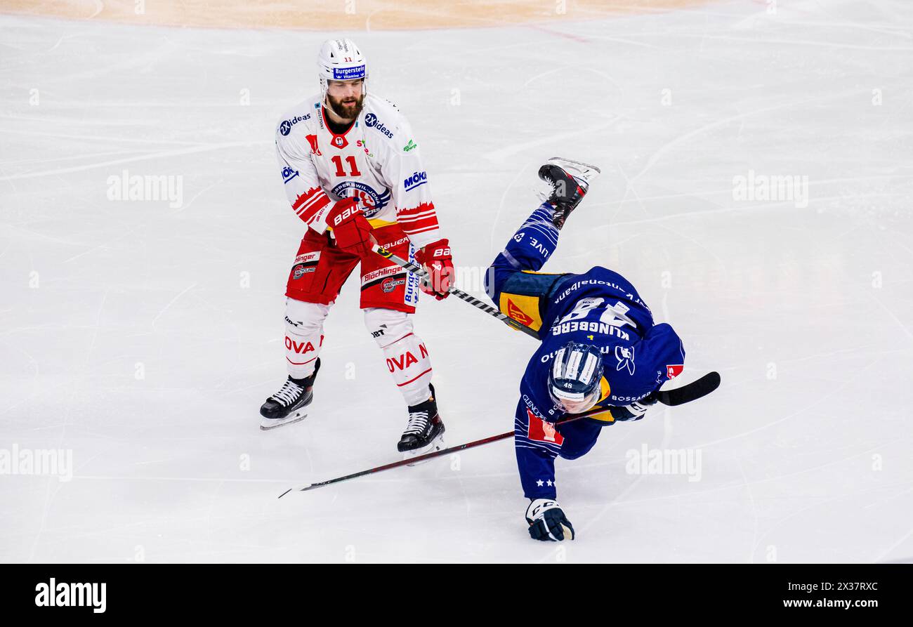 Rapperswil Verteidiger #11 Fabian Maier sorgt dafür das Zug Stürmer #48 Carl Klingberg zu Boden geht. Dafür geht der Rapperswiler für zwei Minuten auf Stock Photo