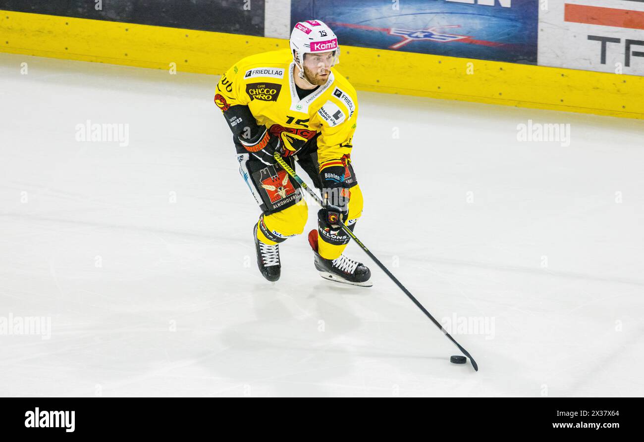 SC Bern Stürmer #15 Oscar Lindberg ist, während dem Spiel gegen den EHC Kloten in der Stimo Arena, mit dem Puck unterwegs. (Kloten, Schweiz, 09.03.202 Stock Photo