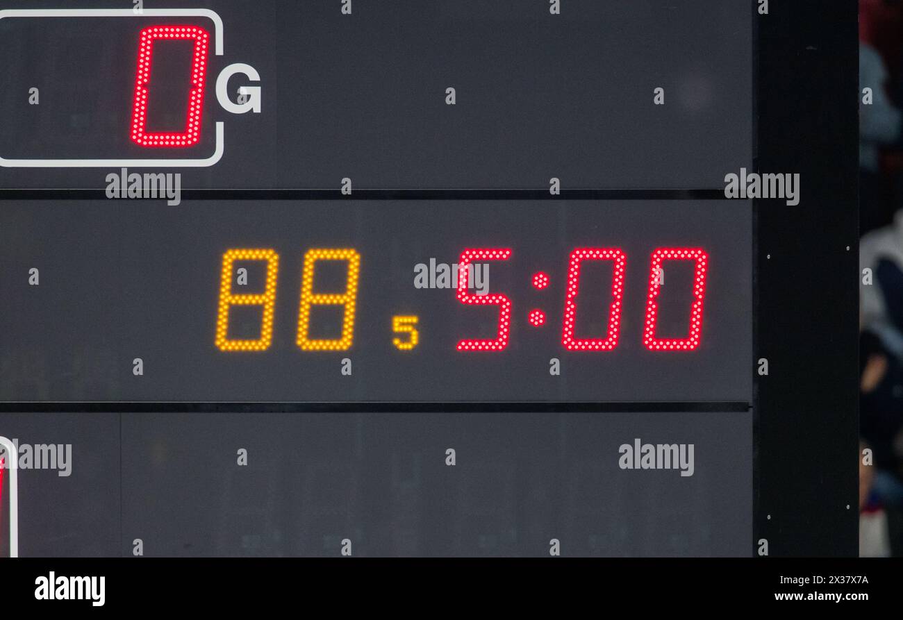 Auf dem Scoreboard ist eine 5 Minuten Strafe gegen den Berner Topskorer Christopher DiDomenico angezeigt. (Kloten, Schweiz, 09.03.2023) Stock Photo