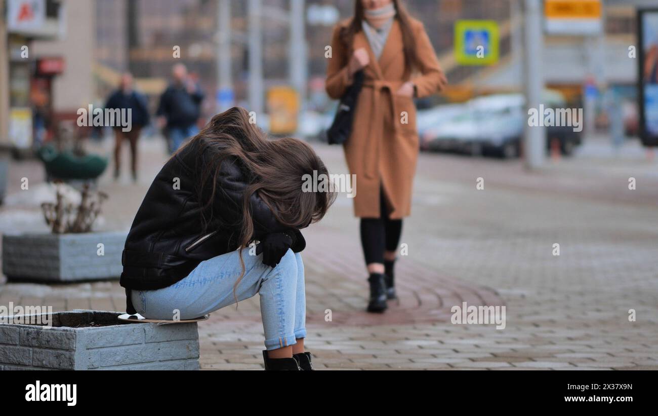 Sad girl outside hi-res stock photography and images - Alamy