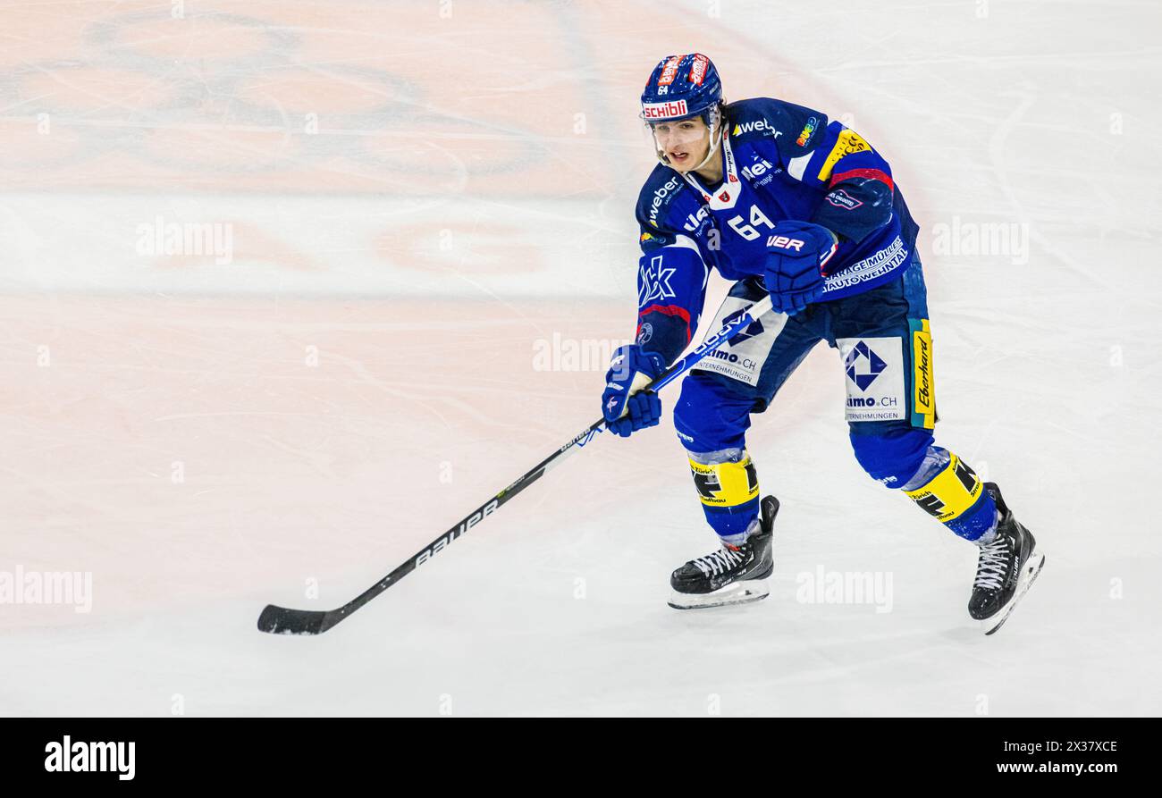 EHC Kloten Verteidiger #64 David Reinbacher spielt, während dem Spiel gegen den SC Bern in der Stimo Arena, einen Pass zu einem Mitspieler. (Kloten, S Stock Photo