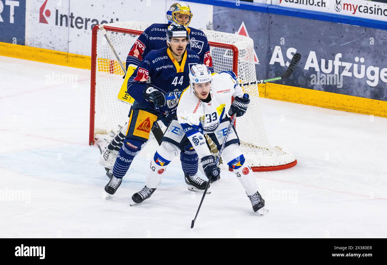 Zweikampf vor dem Tor von Torhüter Leonardo Genoni zwischen dem Zuger #44 Samuel Kreis und Ambri Stürmer #33 Valentin Hofer. (Zug, Schweiz, 02.10.2022 Stock Photo