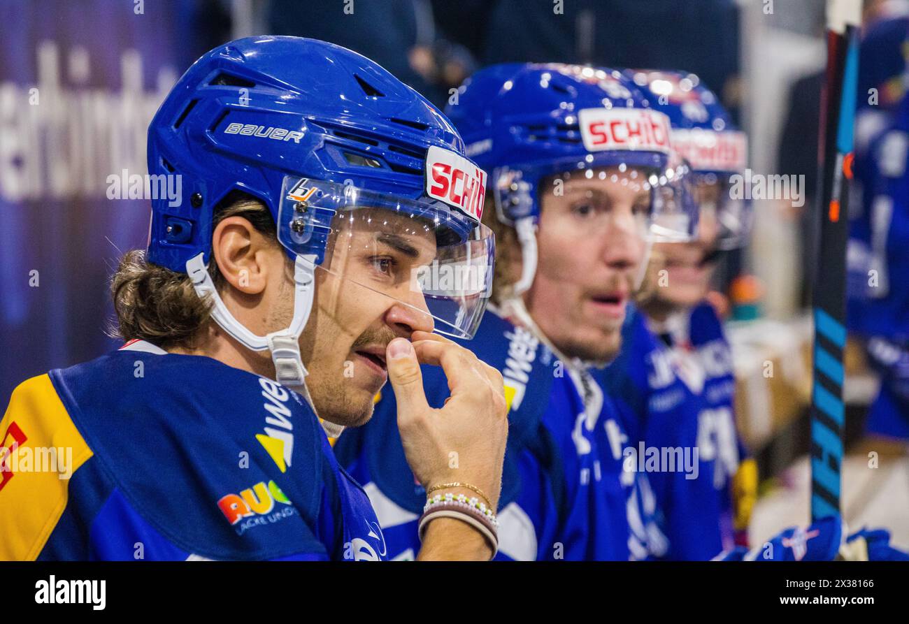 EHC Kloten Vertreidiger #70 Luca Capaul während dem Meisterschaftsspiel gegen die SC Rapperswil-Jona Lakers auf der Spielerbank. (Kloten, Schweiz, 18. Stock Photo