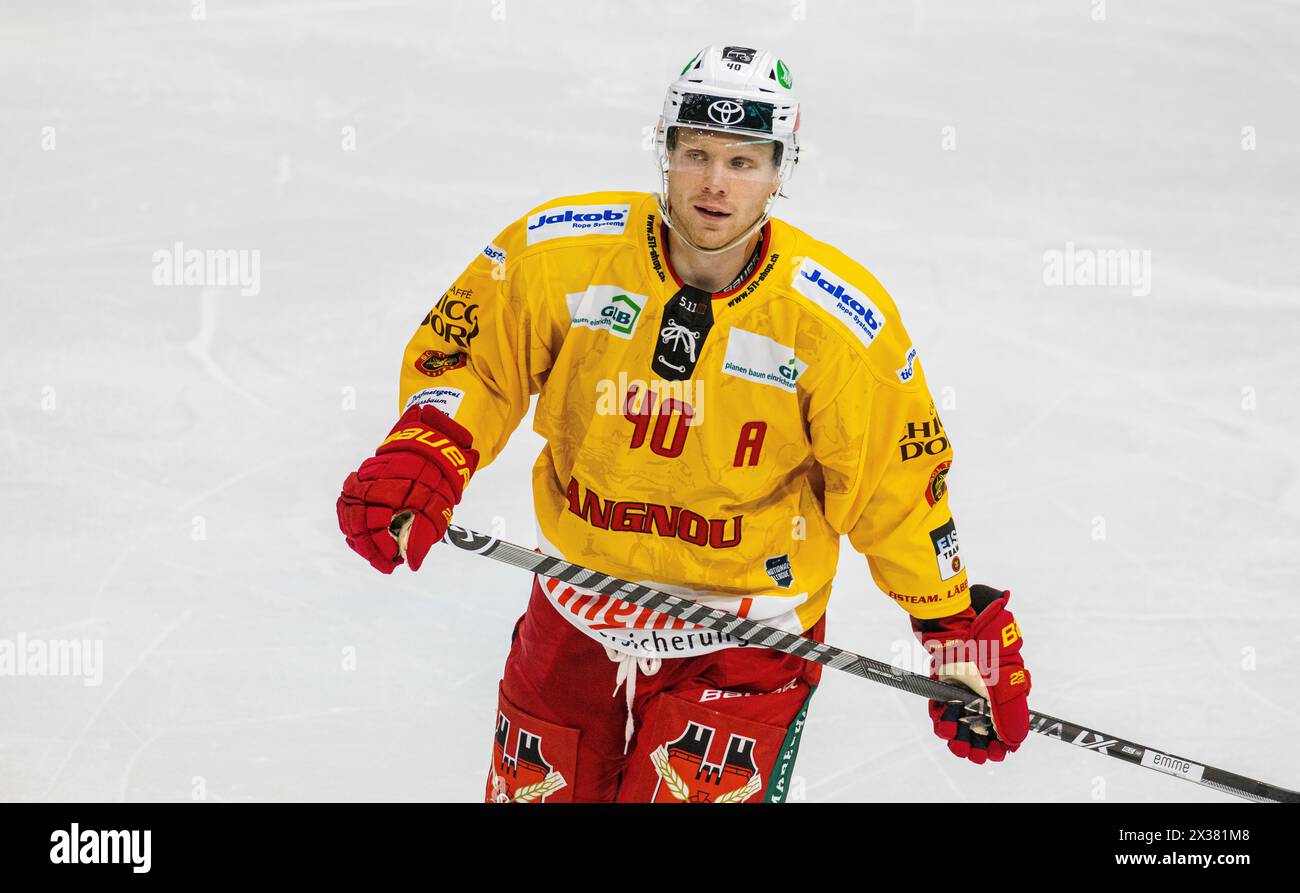 SCL Tigers Stürmer #40 Flavio Schmutz während dem Playoffqualifikationsspiel gegen den EV Zug. (Zug, Schweiz, 17.09.2022) Stock Photo