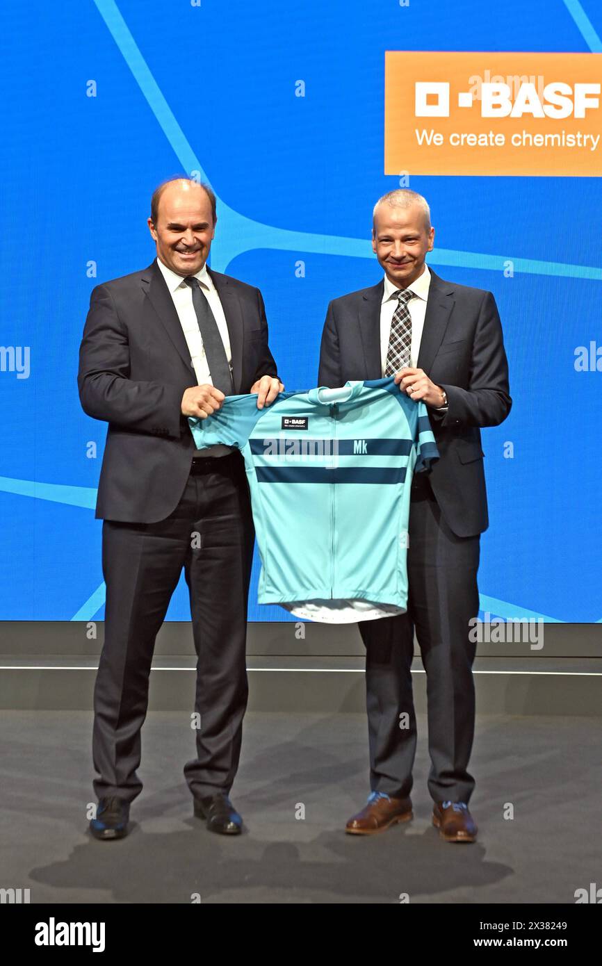 BASF SE Hauptversammlung. Martin Brudermüller scheidender Vorstandsvorsitzender BASF SE links