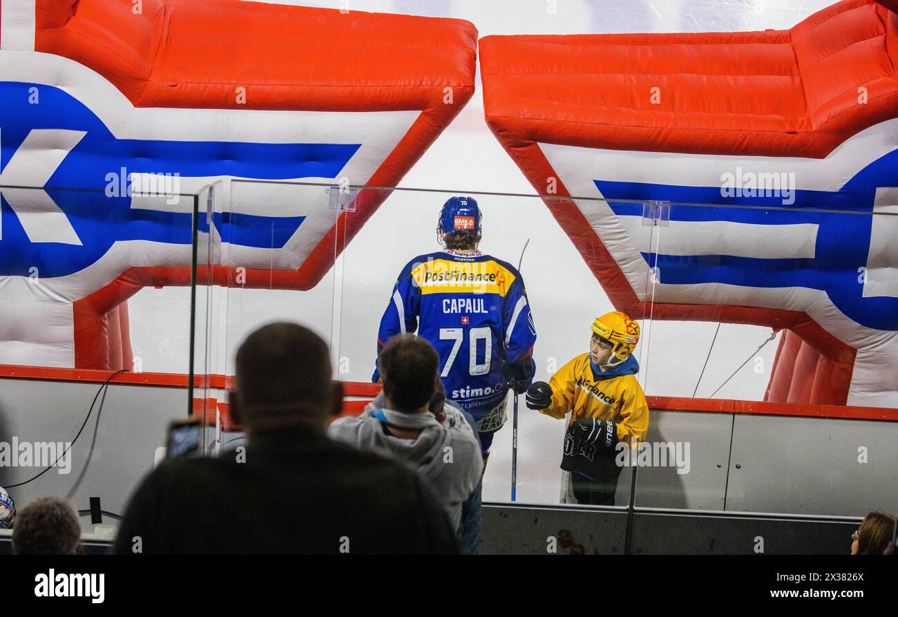 EHC Kloten Verteidiger #70 Luca Capaul ist der erste, welcher nach über 1000 Tage das Eis in der höchsten Eishockeyspielklasse der Schweiz der Nationa Stock Photo