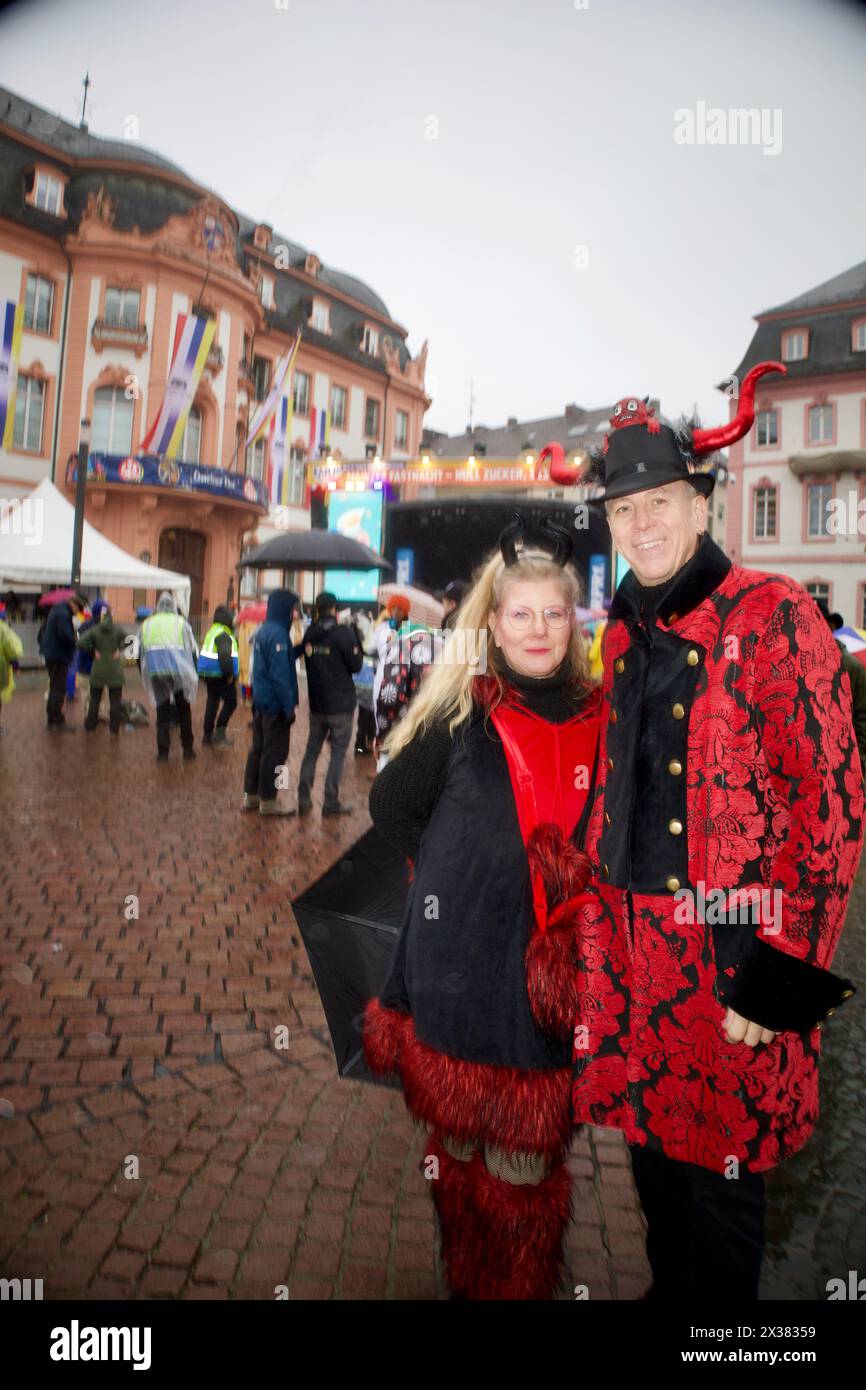  Mainz, Germany, February 08, 2024. Weiberfastnacht festival Stock Photo Bildidee 