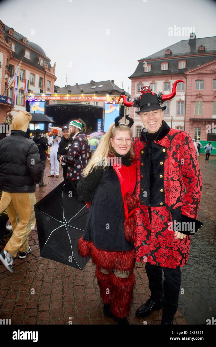  Foto zu Mainz, Germany, February 08, 2024. Weiberfastnacht festival Stock Photo 