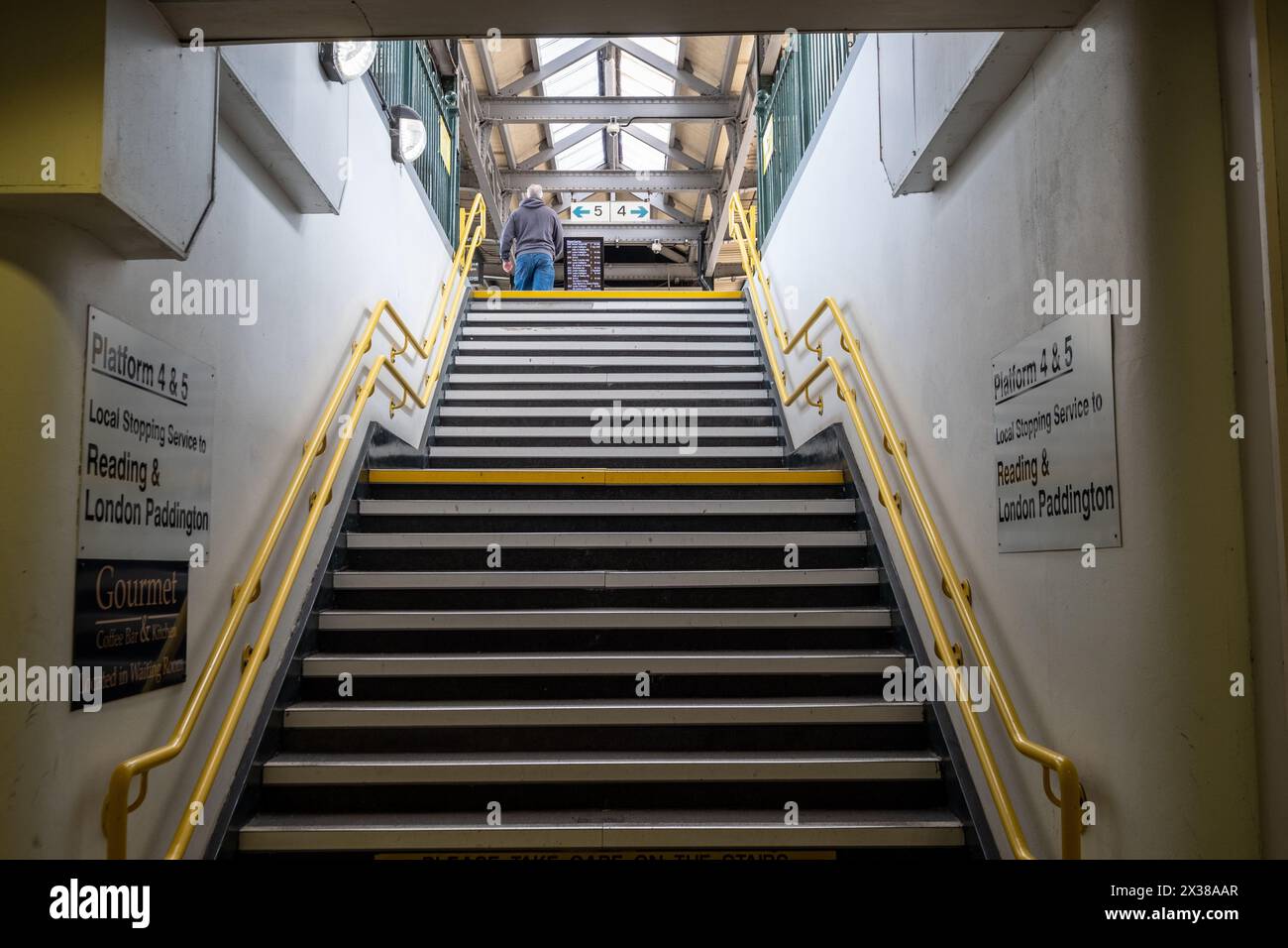 Staircase leading up to platform 4 and 5 - London and Reading trains Stock Photo