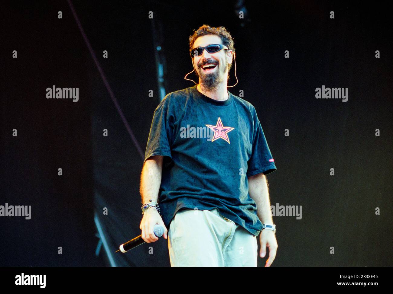 SYSTEM OF A DOWN READING FESTIVAL 2001 Singer Serj Tankian from American rock band System Of A Down playing on the main stage at Reading Festival Reading England UK on 26 August