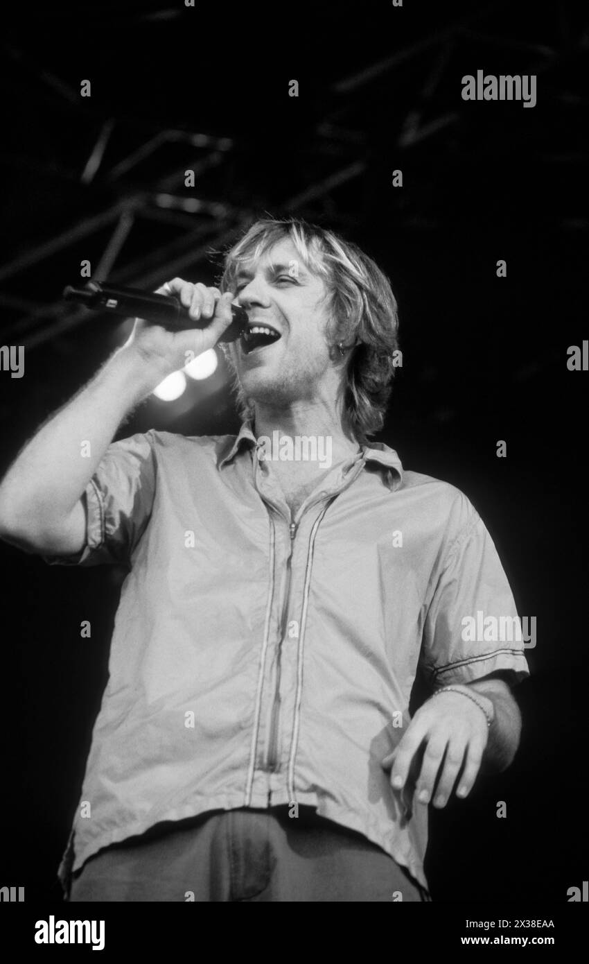 TERRORVISION, READING FESTIVAL, 1999: Singer Tony Wright of Terrorvision in the Main Stage at Reading Festival, England, UK on 29 August 1999. Photo: Rob Watkins. INFO: Terrorvision, a British rock band formed in 1988, gained popularity in the '90s with hits like 'Tequila' and 'Oblivion.' Their energetic performances and catchy hooks made them a staple of the era's alternative music scene. Stock Photo