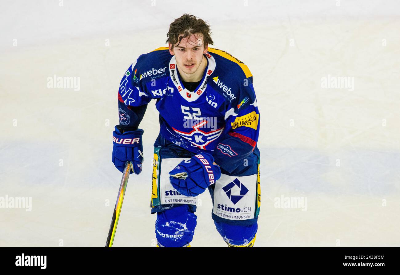 EHC Kloten Verteidiger #52 Jesper Peltonen verlässt das Eisfeld ohne Helm. (Kloten, Schweiz, 08.01.2023) Stock Photo