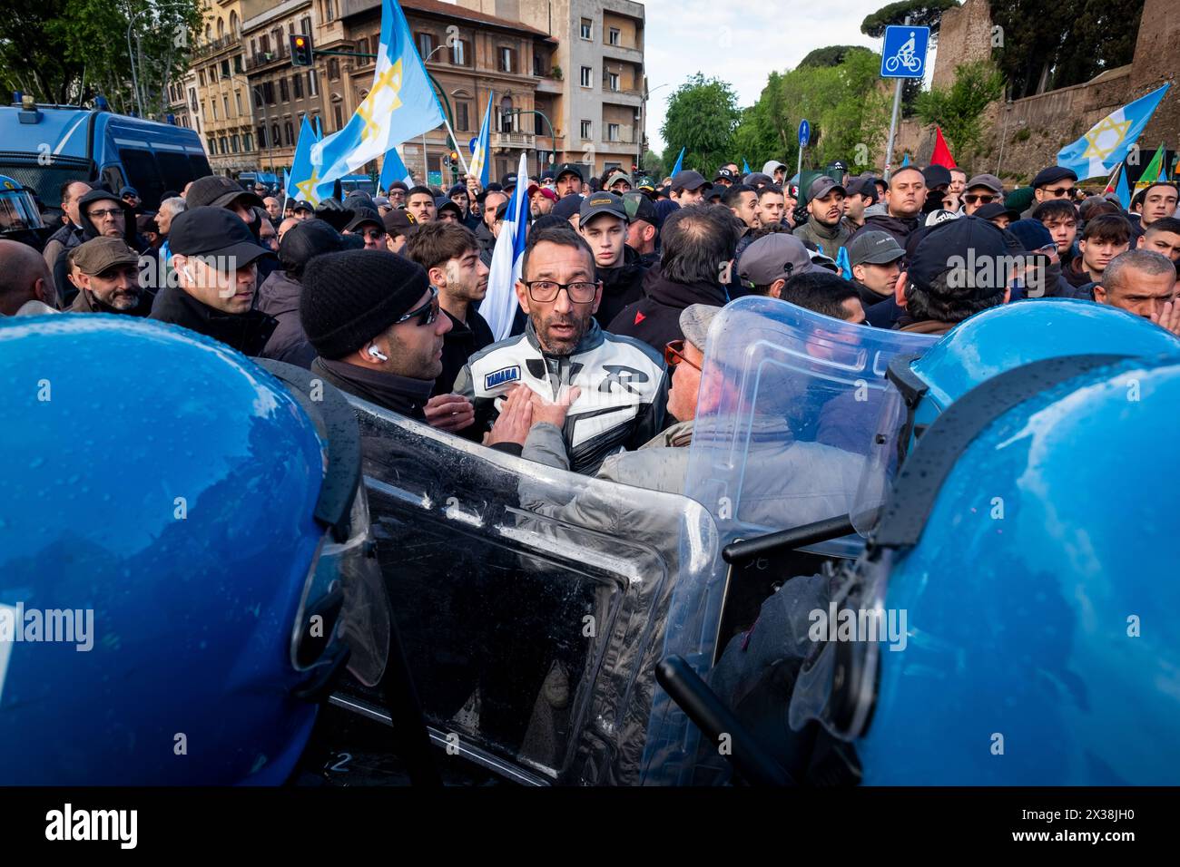 Rome, Rm, Italy. 25th Apr, 2024. Brigata Ebraica (Jewish Brigade) members are blocked by the police during the celebration of the 79th anniversary of the Liberation Day. (Credit Image: © Marco Di Gianvito/ZUMA Press Wire) EDITORIAL USAGE ONLY! Not for Commercial USAGE! Stock Photo