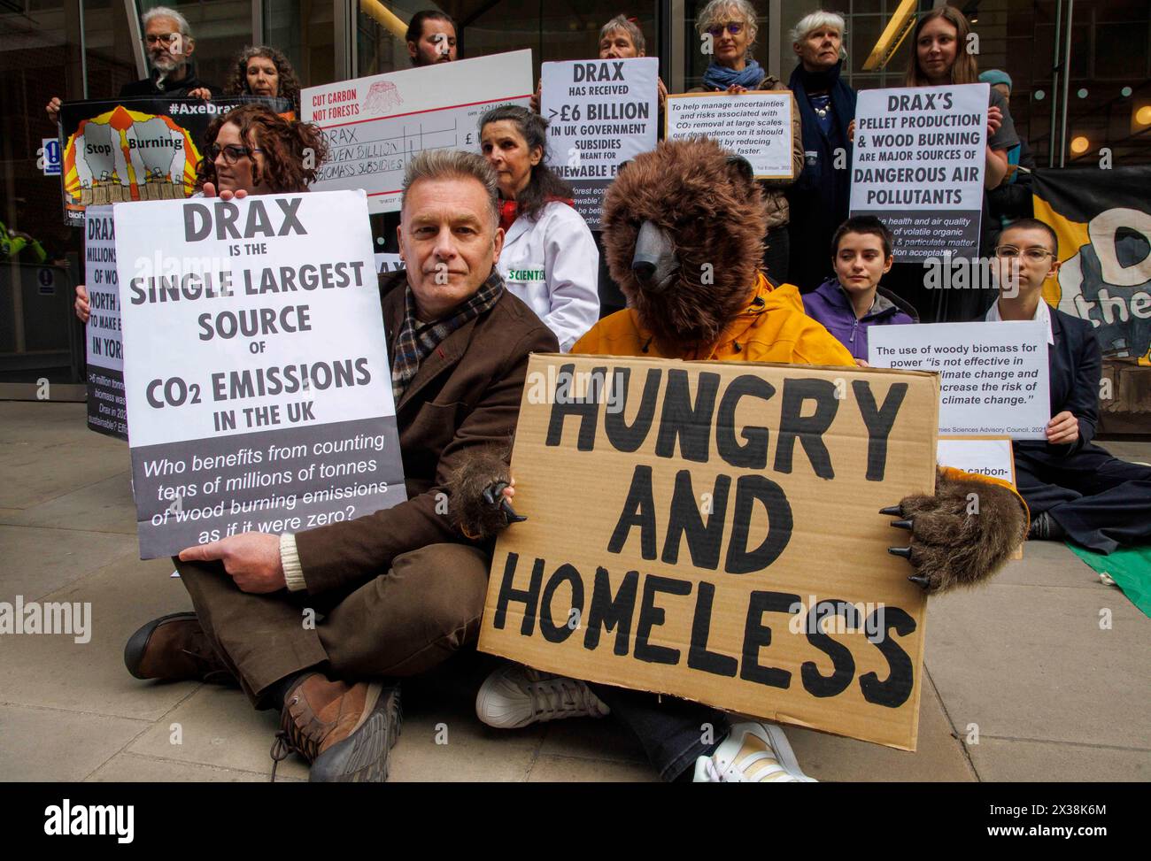 London, UK. 25th Apr, 2024. Chris Packham at the protest outside Drax. Environmentalist and Climate activists protest outside the offices of Drax in London. Drax is holding its Annual General Meeting and trading update for 2024. With 12.1 million tonnes (Mt) CO2 emissions in 2022, Drax is by far the biggest emitter of CO2 emissions in the Power sector. Drax is destroying primary forests in Canada that had taken thousands of years to develop. Credit: Mark Thomas/Alamy Live News Stock Photo