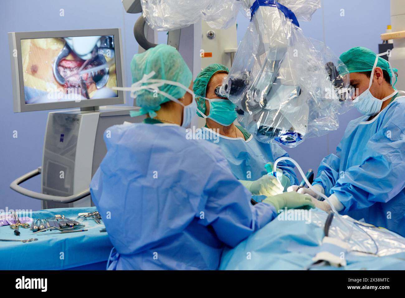 Brain surgery and computer hi-res stock photography and images - Alamy