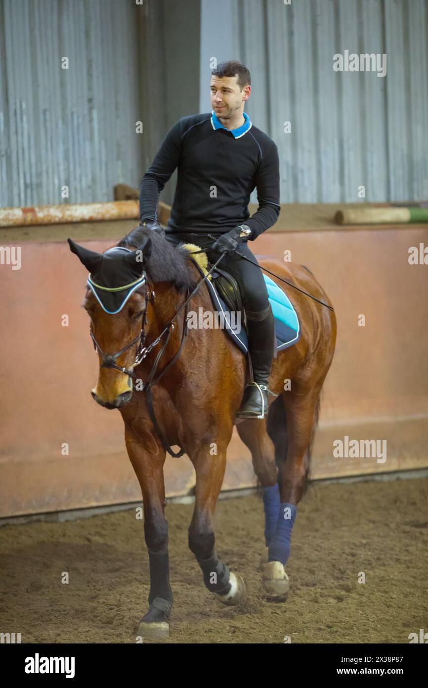Full body harness hi-res stock photography and images - Alamy